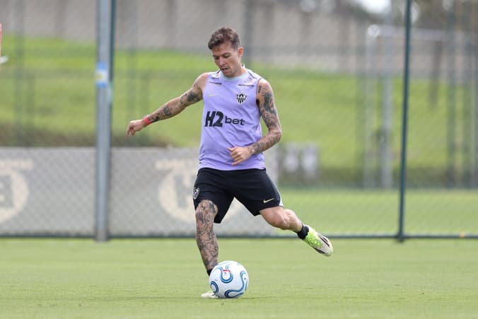 Bernard em treino  (Foto: Daniela Veiga / Atlético)