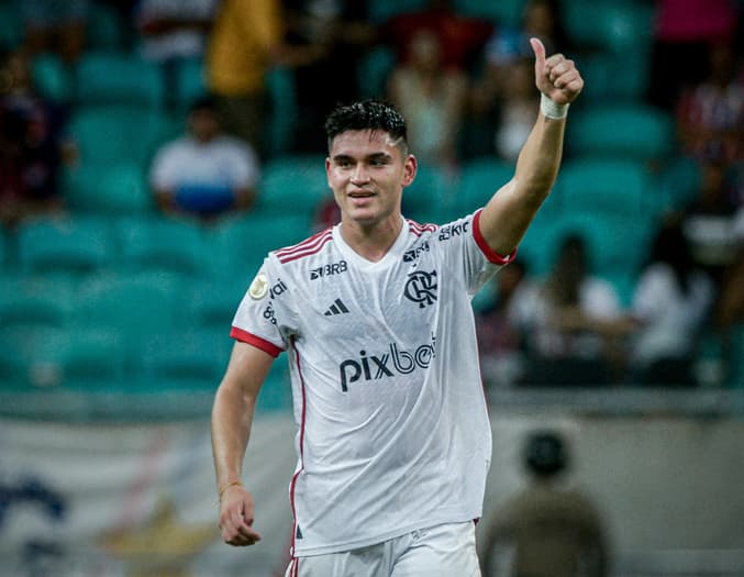 Alcaraz celebra gol marcado diante do Bahia (Foto: Foto: Jhony Pinho/AGIF)