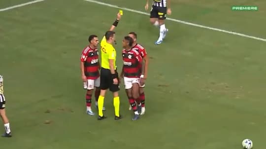 Bruno Henrique recebe cartão amarelo suspeito em jogo contra o Santos