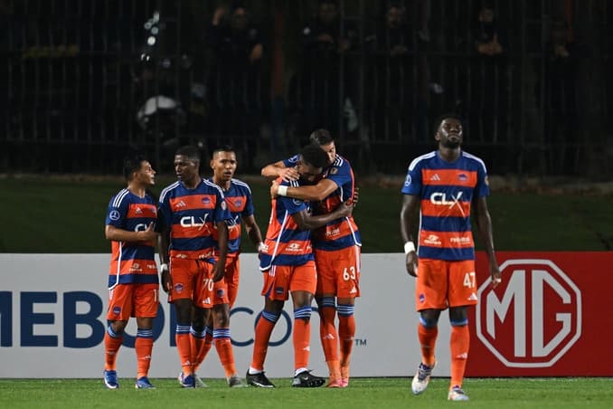 Jogadores do Puerto Cabello comemoram gol (Foto Juan Barreto / AFP)