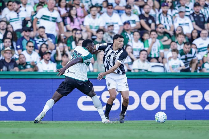 Victor Hugo em Coritiba x Atlético (Foto: Pedro Souza / Atlético)