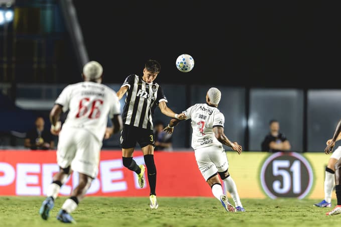 Iván Román contra o Vasco (Foto: Pedro Souza / Atlético)