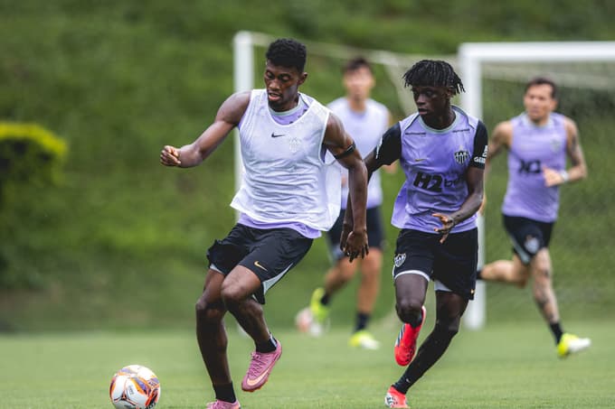 Cassierra e Cissé em treino (Foto: Pedro Souza / Atlético)