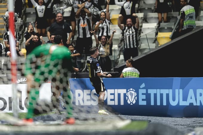 Bernard comemora gol em Atlético x Puerto Cabello  (Foto: Pedro Souza / Atlético)