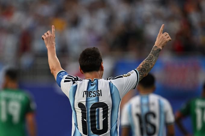 Messi comemora gol em Argentina x Argélia (Photo by Roberto SCHMIDT / AFP)