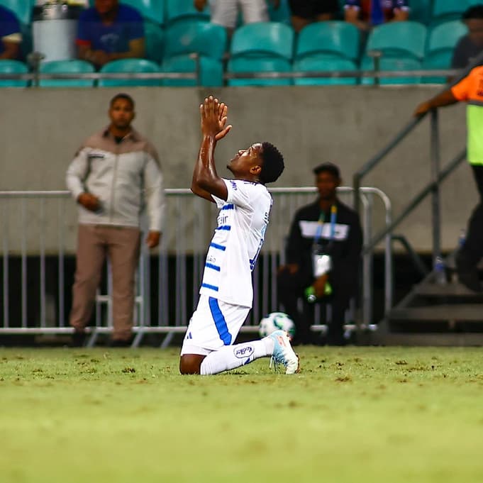 Atacante Sinisterra comemora primeiro gol pelo Cruzeiro, contra o Bahia (Foto: Maurício Simões/Cruzeiro)