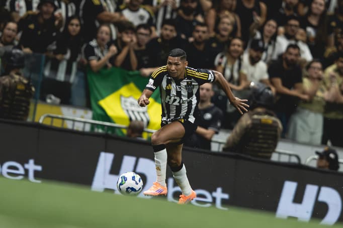 Rony sofreu um edema muscular na partida contra o Sport (Foto: Pedro Souza / Atlético)