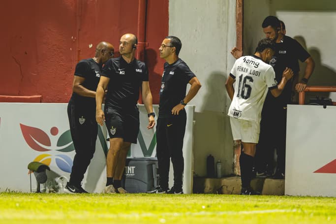 Lucas Gonçalves e sua comissão na partida contra o Itabirito (Foto: Pedro Souza / Atlético)