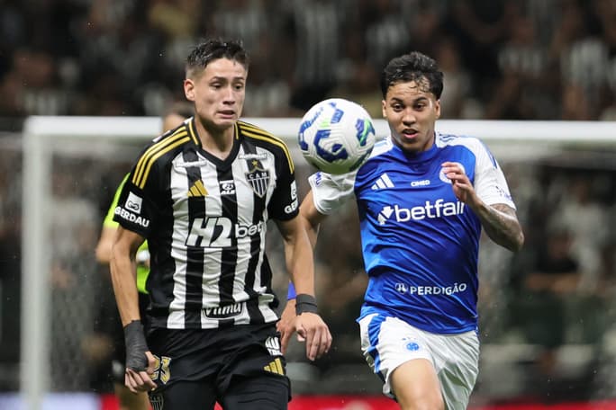 Ivan Roman e Kaio Jorge discutiram durante toda a partida (Foto: Gilson Lobo / AGIF)