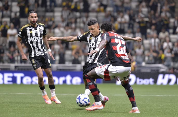 Atlético-MG e Flamengo estão se enfrentando no Brasileirão (Foto: Araceli Souza/MyPhoto Press/Gazeta Press)