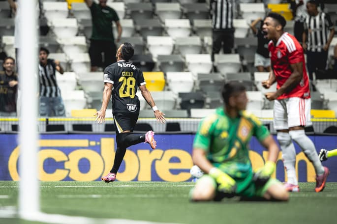 Cuello comemora gol contra o Inter (Foto: Pedro Souza / Atlético)
