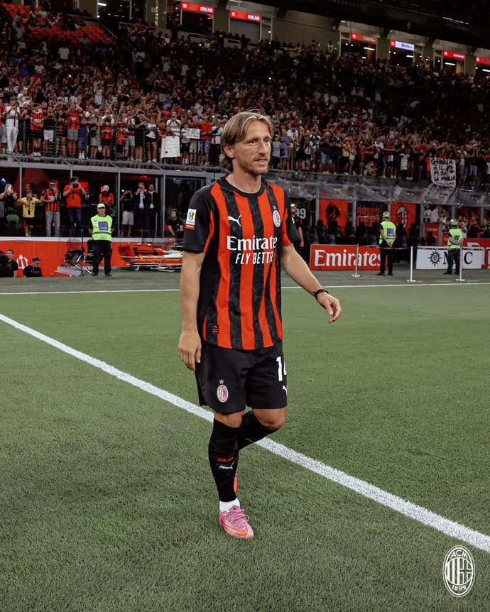 Modric é ovacionado em estreia no San Siro por 71 mil torcedores do Milan (Foto: Divulgação/Milan)