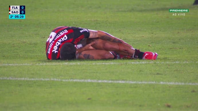 Ayrton Lucas lesionado em Flamengo x São Paulo (Foto: Reprodução Sportv)