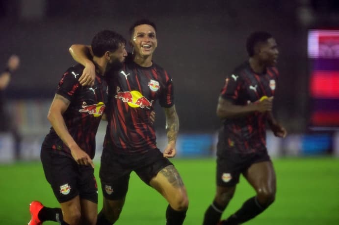 Jogadores do Bragantino comemoram gol contra o Atlético. (Foto: Eduardo Carmim/Gazeta Press)<br>