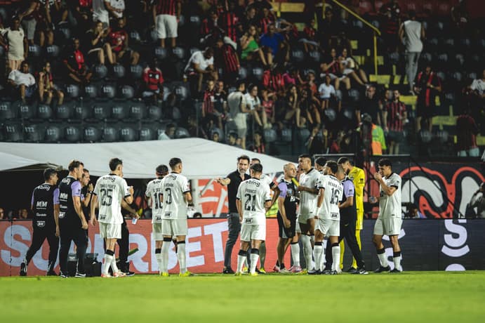 Jogadores do Atlético contra o Vitória (Foto: Pedro Souza / Atlético)