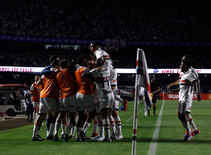 Elenco do São Paulo em jogo no MorumBis pelo Brasileirão