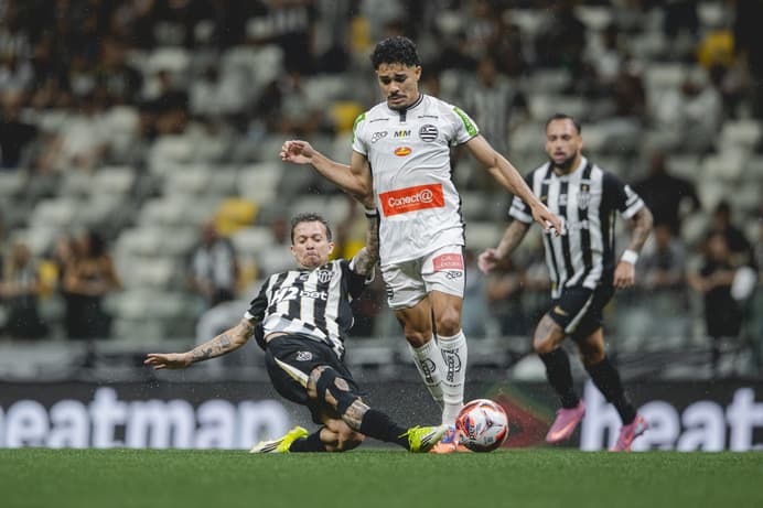 Bernard em disputa em Atlético x Athletic (Foto: Pedro Souza / Atlético)