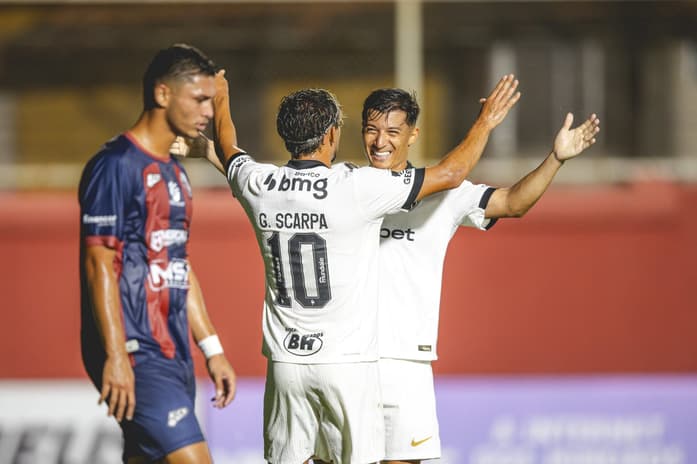 Scarpa e Alan Franco comemoram gol do Atlético (Foto: Pedro Souza / Atlético)