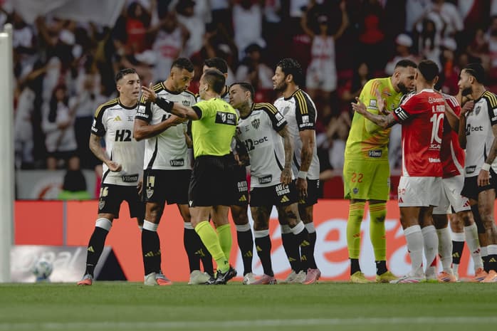 Vitor Hugo foi expulso contra o Internacional na 31° rodada no Beira-Rio (Foto: Edu Andrade / GazetaPress) <br><br>➡️ <strong><a href="https://whatsapp.com/channel/0029VatScpHAYlULsqIXy33F" target="_blank" rel="noreferrer noopener">Tudo sobre o Galo agora no WhatsApp. Siga o nosso novo canal Lance! Atlético-MG</a></strong>