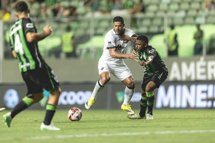 Jogadores em disputa em Atlético e América (Foto: Pedro Souza / Atlético)