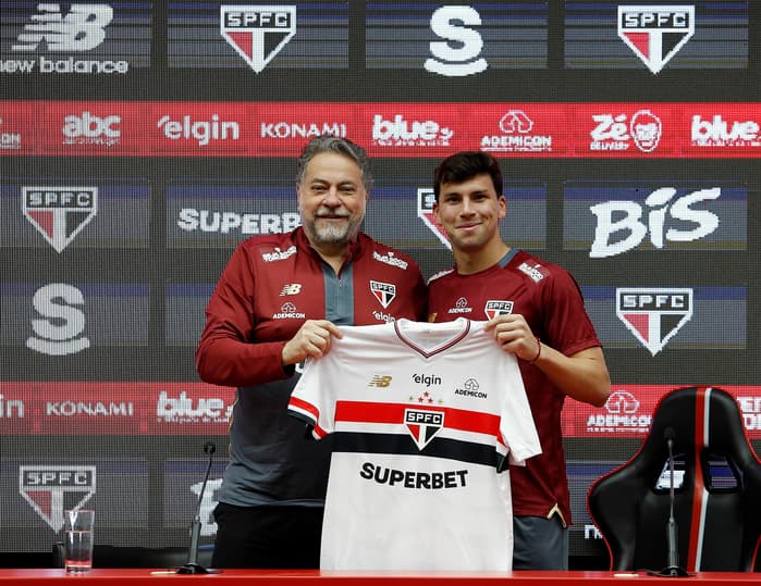 Gonzalo Tapia foi apresentado nesta segunda-feira (Foto: Rubens Chiri / São Paulo FC)<br>