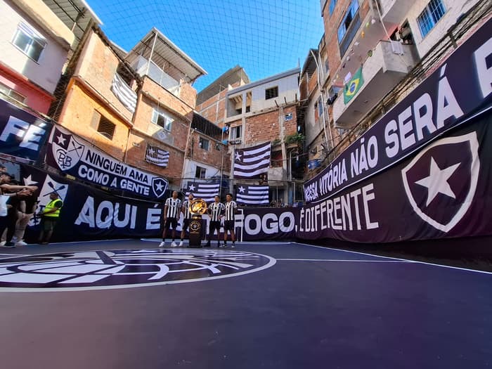 Jogadores participaram da apresentação que ocorreu na comunidade de Tavares Bastos (Foto: Marcio Dolzan/Lance!)