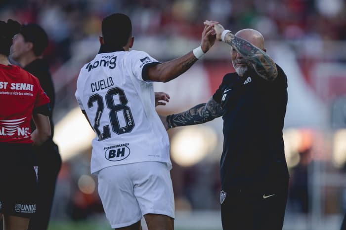 Sampaoli comemorando gol com Cuello (Foto: Pedro Souza / Atlético)