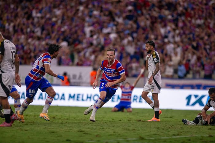 Pochettino marcou para o Fortaleza o primeiro gol da partida (Foto: Leonardo Alves / Gazeta Press)