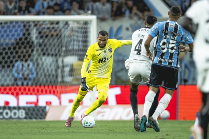 Éverson contra o Grêmio (Foto: Pedro Souza / Atlético)