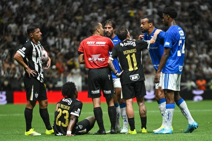 Jogadores de Atlético e Cruzeiro discutem com árbitro Davi de Oliveira Lacerda em clássico da primeira fase do Mineiro (Foto: Paulo Ti / GazetaPress)