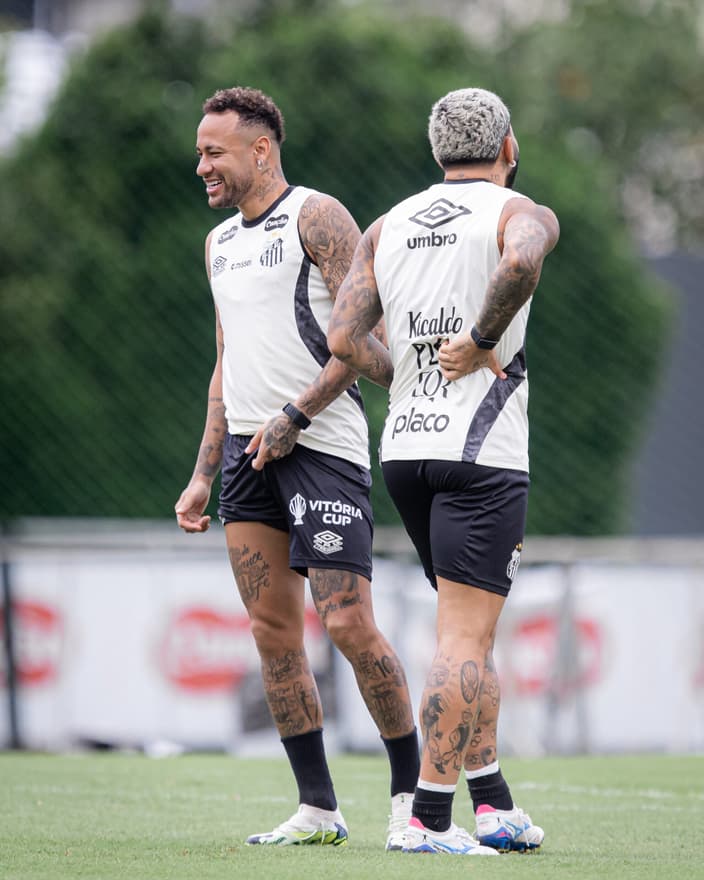 Neymar e Gabigol em treino do Santos antes de jogo contra o Noroeste