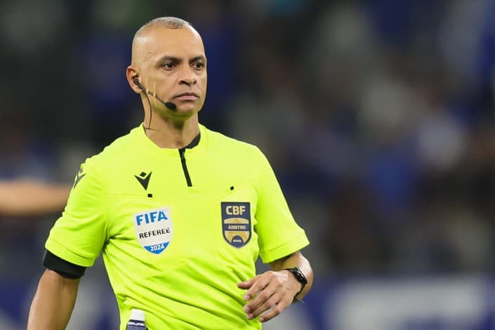 O arbitro Wilton Pereira Sampaio durante partida entre Cruzeiro e Flamengo no estadio Mineirao