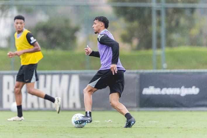 Victor Hugo em treinamento na cidade do Galo(Foto: Pedro Souza / Atlético)