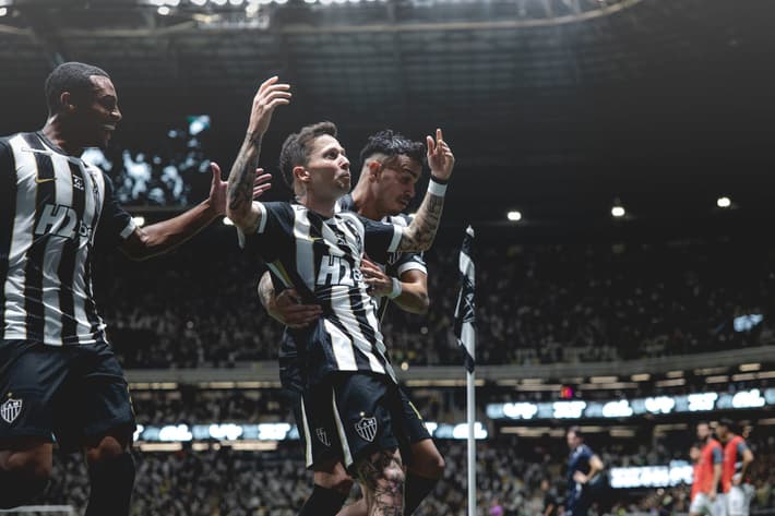 Bernard e jogadores comemoram gol (Foto: Pedro Souza / Atlético)