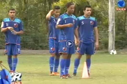 Serginho Dublê dividindo campo com Ronaldinho Gaúcho no Flamengo (Foto: Arquivo pessoal)