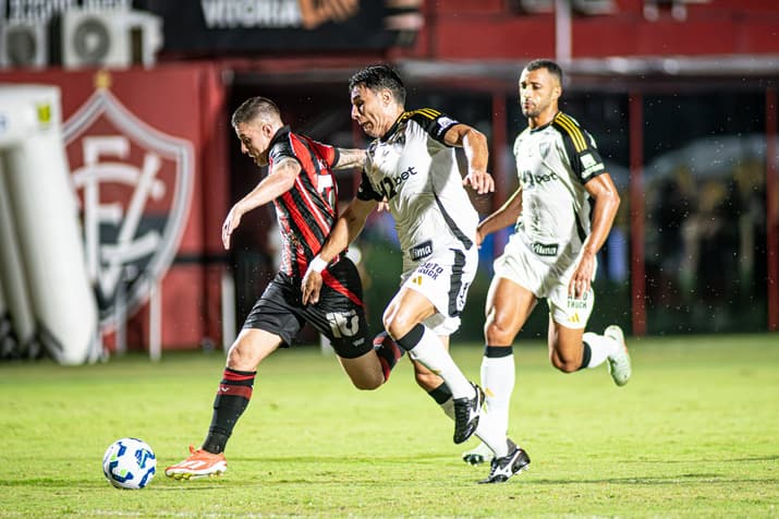 Renato Kayzer em ação contra o Atlético-MG (Foto: Victor Ferreira / EC Vitória)