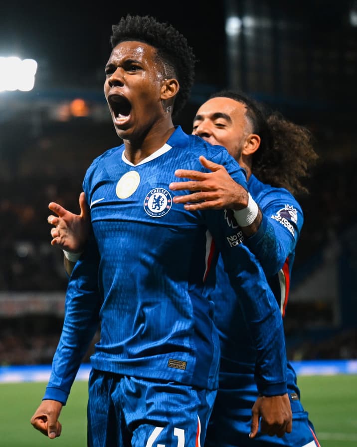 Estêvão comemora gol marcado pelo Chelsea sobre o Liverpool