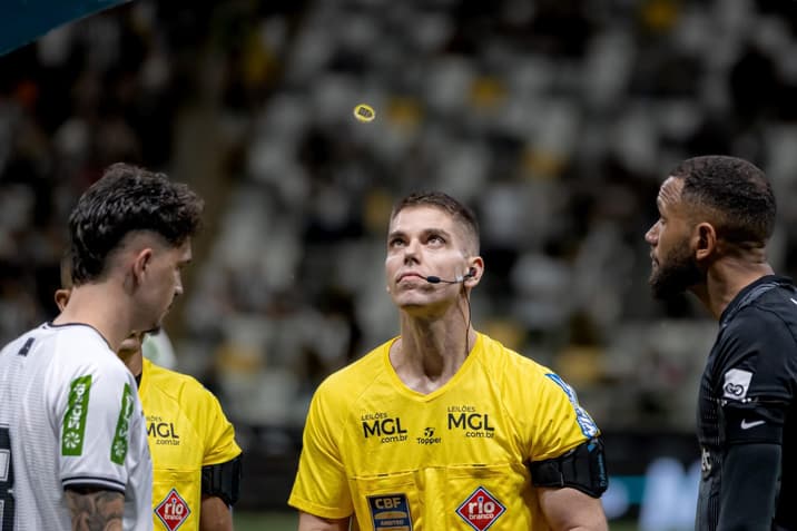 Arbitragem polêmica em Atlético x Athletic (Foto: Luan Martins/Gazeta Press) <br>