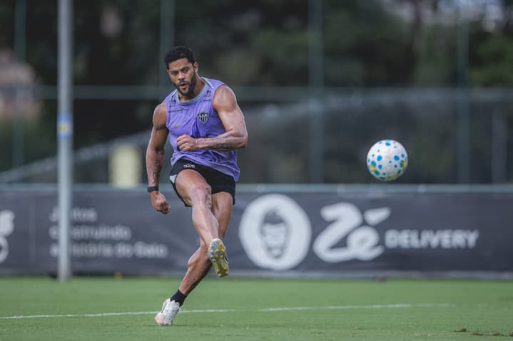 Hulk durante treinamento na cidade do Galo (Foto: Pedro Souza / Atlético)