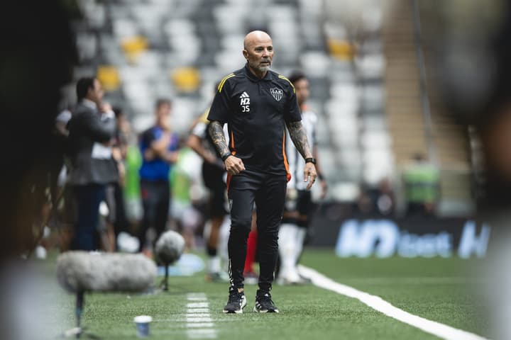 Sampaoli à beira do campo contra o Vasco (Foto: Pedro Souza / Atlético)