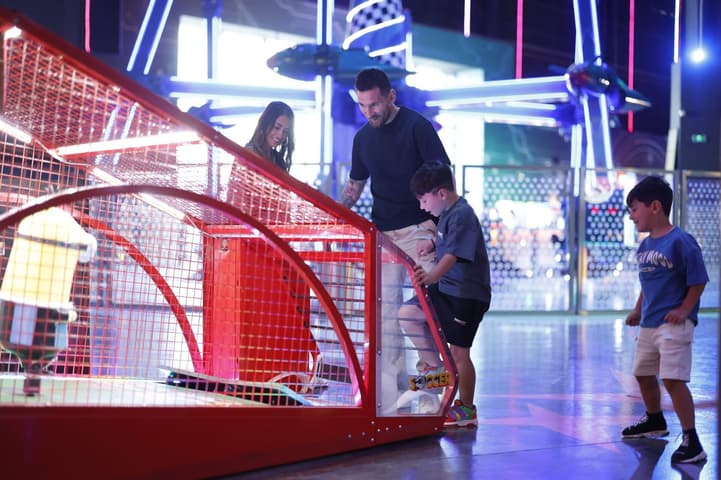 Messi, a esposa e os filhos em parque de diversão (Foto: Divulgação / Ministério do Turismo Saudita