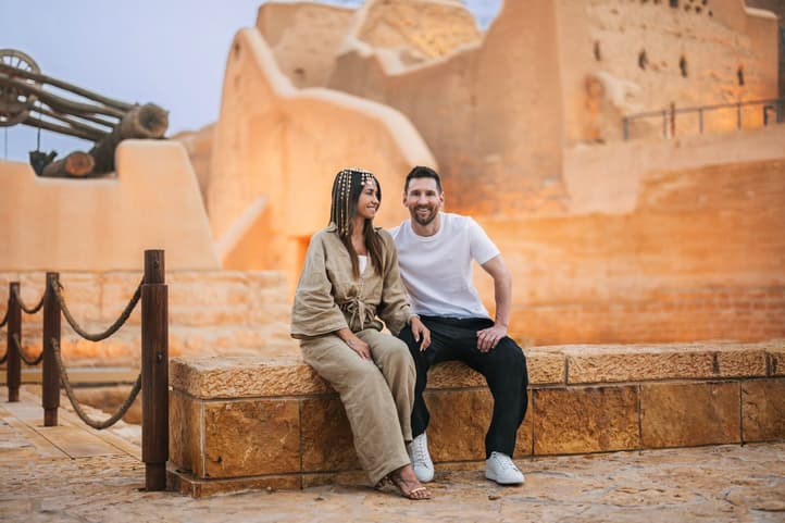 Messi e a esposa Antonella Roccuzzo (Foto: Divulgação / Ministério do Turismo Saudita)