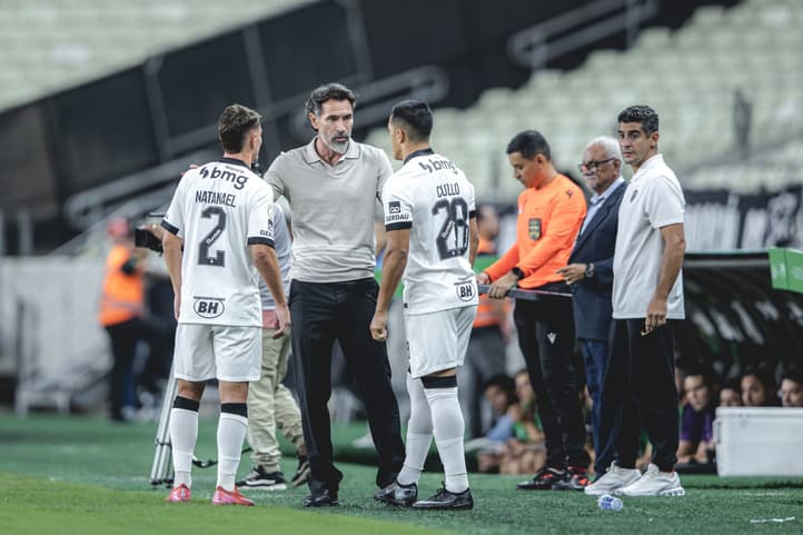 Domínguez conversa com Cuello e Natanael em Ceará x Atlético (Foto: Pedro Souza / Atlético)