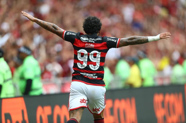Gabigol comemora último gol marcado pelo Flamengo sobre o Vitória, pelo Brasileirão