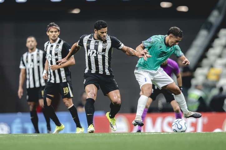 Hulk disputa bola em Atlético x Juventud (Foto: Pedro Souza / Atlético)