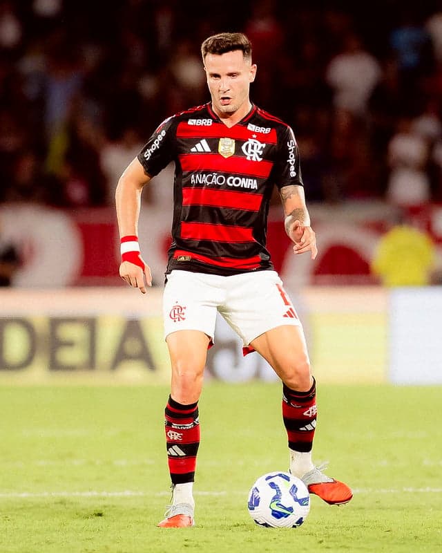 Saúl Ñíguez em ação pelo Flamengo contra o Vitória, pelo Brasileirão (Foto: Adriano Fontes/Flamengo)