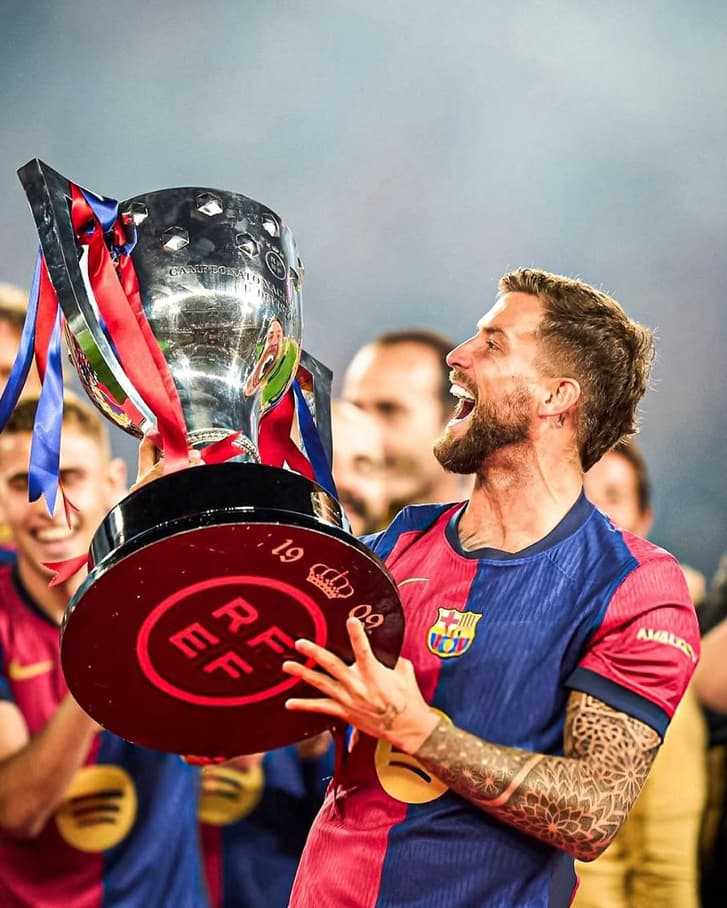 Iñigo Martínez com a taça de La Liga (Foto: Reprodução/Iñigo Martínez)