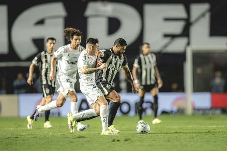 Hulk em disputa de bola contra o Santos  (Foto: Pedro Souza / Atlético)