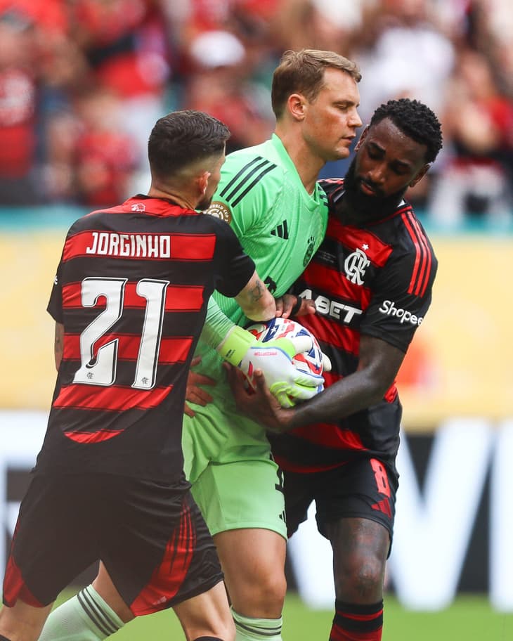 Neuer em ação contra o Flamengo no Mundial (Foto: Gilvan de Souza/Flamengo)