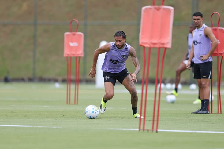 Alexsander treina na cidade do galo (Foto: Pedro Souza / Atlético)